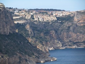 La falta de una planificación urbana adecuada ha llevado a la construcción incontrolada de extensas áreas suburbanas, causando un daño irreversible al medio ambiente y al paisaje. Imagen de Benitatxell, en la Marina Alta, País Valenciano (Fotografía del autor).