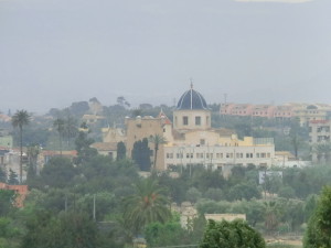 Vista de la Huerta de Alicante y la Torre y Monasterio de Santa Faz desde la Torre de las Rejas (fotografía de los autores).