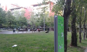Local onde era o Campo de Sarrià e hoje corresponde a uma praça e habitações (Foto de Priscila Campos)