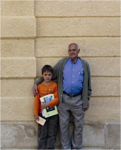 Aquilino Soto con su nieto Joan junto al Hôtel de Buffon, en Montbart, el 20 de abril de 2011. La residencia, levantada por el naturalista ilustrado en 1734, acogió en la década de 1930 la escuela pública, en la que Aquilino efectuó sus primeros estudios. Foto del autor.
