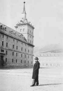Jaime Cortesão no Escorial, durante o seu exílio em Espanha (ca. 1936). Fonte: Jaime Cortesão / Raul Proença. Catálogo da Exposição Comemorativa do Primeiro Centenário (1884-1984). Lisboa: Biblioteca Nacional, 1985.