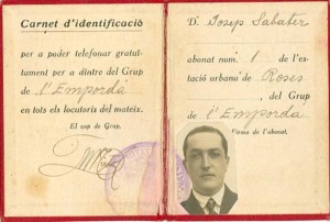 El primer carnet de teléfono de Roses, expedido por la Mancomunidad de Cataluña a favor del alcalde, permitía efectuar llamadas telefónicas gratuitas en los locutorios del Grupo de l'Empordà.